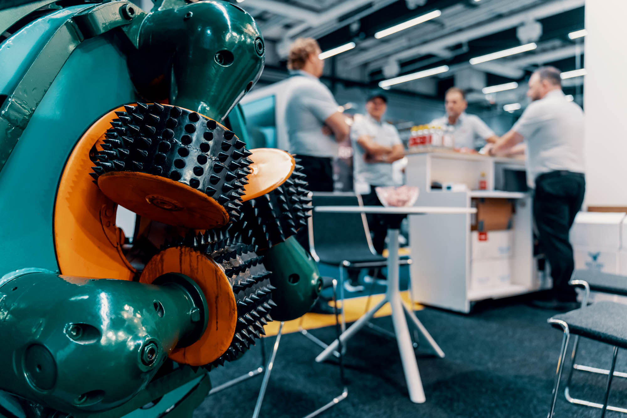 Maskiner i förgrunden och besökare i bakgrunden